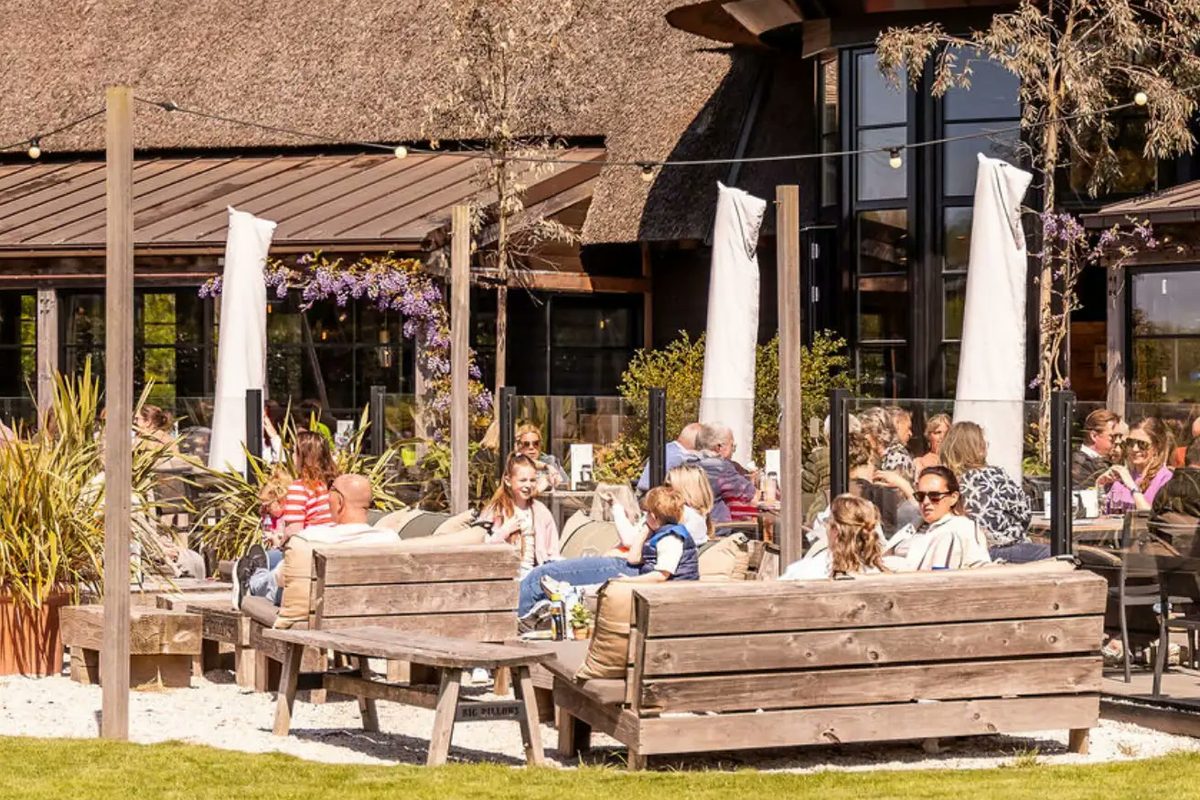 Gasten op het terras van Venneper Lodge