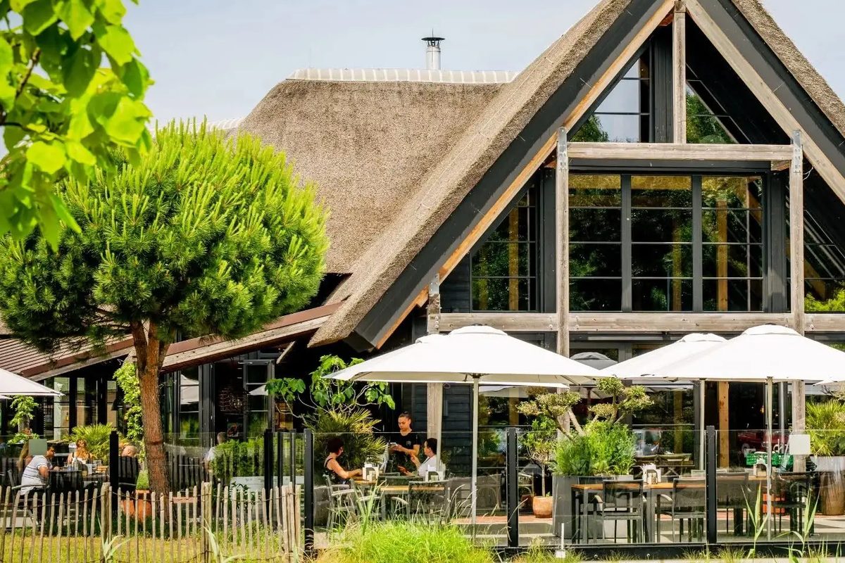 Venneper Lodge met restaurant en terras in het groen