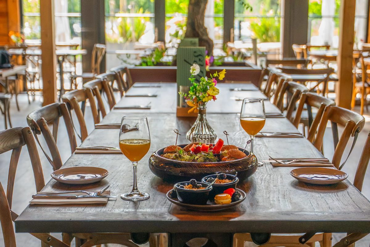 Gedekte tafels bij Venneper Lodge